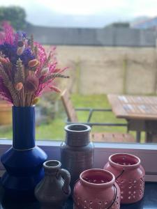 米德尔克尔克Casa K的窗台上一团花瓶和花
