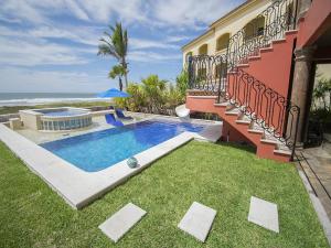 BarrónMazatln Villa Del Mar With Pool的海边带游泳池的房子