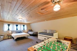 阿什福德Cozy Ashford Home - 5 Mi to Rainier Natl Park!的带台球桌的房间和配有一张床铺和一张桌子的房间