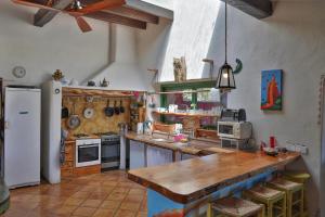 圣费兰-德瑟斯罗Villa Turquoise Formentera的厨房配有木制台面和冰箱