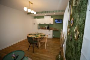 沙马列尔Fresh&Relax的厨房以及带桌椅的用餐室。