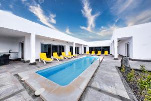 查德尔帕罗奥Casa Eden naturist area, full privacy, relax and private pool的一座带黄色椅子的游泳池