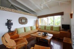 萨武萨武Beachfront Villa - House of Bamboo, Infinity Pool的客厅配有沙发和桌子