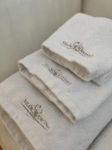 蒙泰斯库达伊奥Villa Lavinia B&B的三条毛巾互相叠在一起