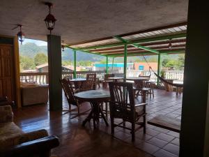 埃尔巴列德安通Residencial El Valle的一间带桌椅的用餐室和一个阳台