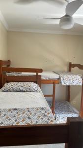卡波布里奥POUSADA ONDA CARIOCA的客房设有三张双层床和天花板。