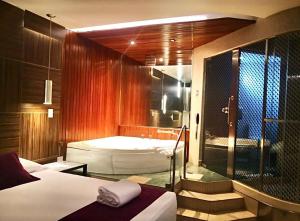 利马拉斯洛马斯酒店的一间带浴缸、床和浴室的卧室
