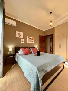 雷夫卡达镇Apollon Paian , Luxury Nature Relax的一间卧室配有一张带红色枕头的大床