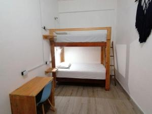 帕伦克Casa Tortuga Azul的小房间设有两张双层床和一张书桌