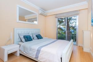 尼斯PRESTIGE Mont Boron -Terrace -Sea View -2BR的白色的卧室设有一张大床和一个窗户