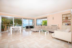 尼斯PRESTIGE Mont Boron -Terrace -Sea View -2BR的带沙发和桌椅的客厅