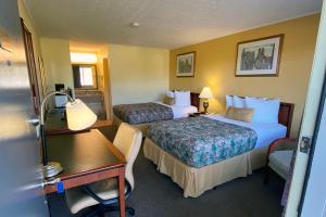 洛根Lake Logan Inn的酒店客房配有两张床和一张书桌