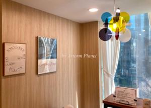 首尔ARA125的客房设有带照片的墙壁和吊扇。