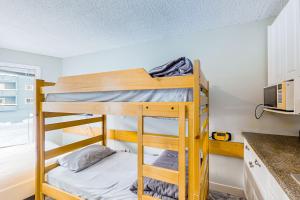 大白山Whitefoot Lodge 314的带厨房的小客房内设有两张双层床。