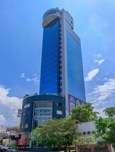 布卡拉曼加Hotel Roseliere Bucaramanga的一座高大的蓝色建筑,有很多窗户