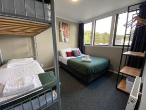 奥阿库尼LKNZ Lodge & Cafe的一间卧室设有两张双层床和梯子