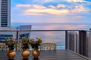 黄金海岸Circle on Cavill - Self Contained Apartments - Wow Stay的阳台享有大楼的海景。
