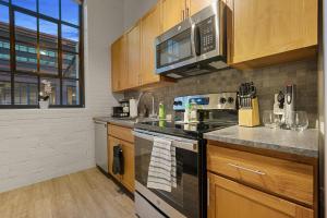 Industrial Loft Apartments in the Beautiful Superior Building Minutes from FirstEnergy Stadium 220的厨房或小厨房