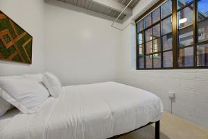 Industrial Loft Apartments in the Beautiful Superior Building Minutes from FirstEnergy Stadium 220客房内的一张或多张床位