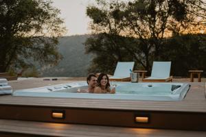 阿赫瓦尼Boho chic oasis by Casa Oso with pool, spa and views的浴缸里的男女