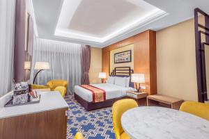 吉隆坡MPalace Hotel KL的酒店客房,配有床和桌椅