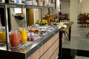 尤西德福拉GH Hotel Express的包括许多食物和饮料的自助餐