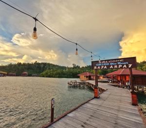 WaisaiCoriana Dive Resort的湖上的一个码头,上面有标志