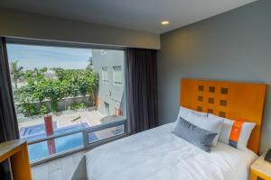托雷翁Real Inn Torreon的一间卧室设有一张床和一个大窗户