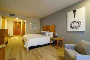 托雷翁Real Inn Torreon的酒店客房,配有床和沙发