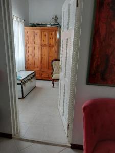 MicoudSelen's Apartment in Ti Rocher Micoud Saint Lucia的客厅设有开放式门和椅子