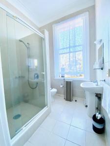 奥克兰艾斯普奈酒店的带淋浴、卫生间和盥洗盆的浴室