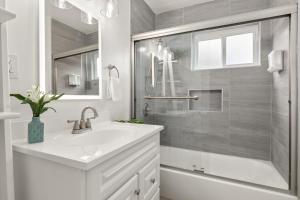 长滩Central Apartment in a Hip Walkable Neighborhood NRP23-01143的白色的浴室设有水槽和淋浴。
