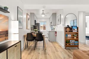 长滩Central Apartment in a Hip Walkable Neighborhood NRP23-01143的厨房以及带桌椅的用餐室。