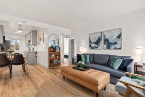长滩Central Apartment in a Hip Walkable Neighborhood NRP23-01143的客厅配有蓝色的沙发和桌子