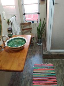 GualeguaychúComo en casa的木桌上的绿色碗