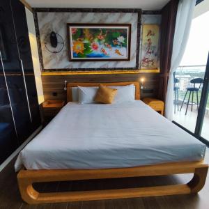 绥和市Beach apartment apec Phú Yên的一间卧室,卧室内配有一张大床