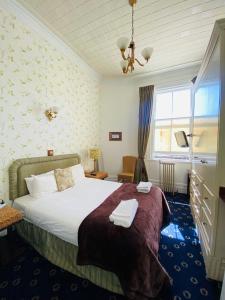 奥克兰艾斯普奈酒店的酒店客房设有床和窗户。
