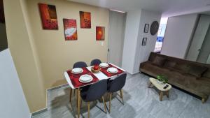 伊瓦格Hermoso Apartamento Entero - Parqueadero - Ibague - Roble的客厅配有桌椅和沙发