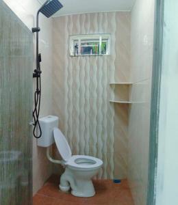 阿罗士打CMS HOMESTAY ALOR SETAR的一间带卫生间和架子的小浴室
