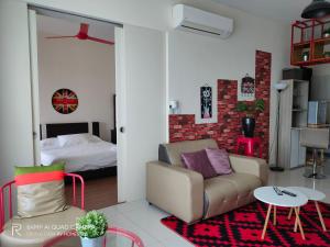 加影Casa RV Homestay MKH Boulevard Kajang的客厅配有沙发和1张床