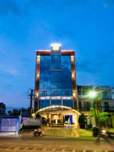 Tây NinhHotel Mỹ Mỹ的一座高大的建筑,上面有灯