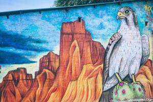 比利亚维哈Hostel Tatacoa的墙上雕刻的鹰壁画