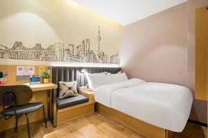 上海上海Meego米果智选酒店(西康路店)的酒店客房配有一张床、一张桌子和一把椅子。