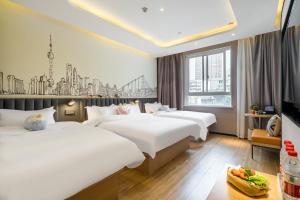 上海上海Meego米果智选酒店(西康路店)的一间酒店客房,设有两张床和电视