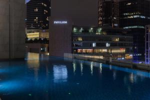 吉隆坡Bukit Bintang Signatures by Premium Hospitality的城市中心的一个游泳池