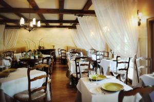斯卡尼阿特勒斯斯卡尼特莱斯莫堡温泉酒店的餐厅配有桌椅和白色桌布