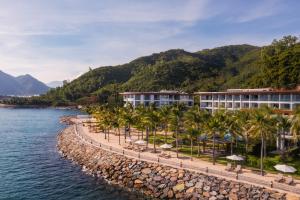 芽庄Boma Resort Nha Trang的水体上的度假胜地