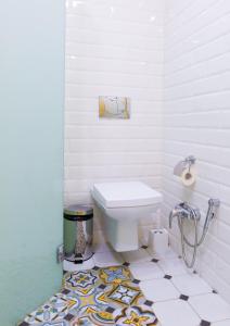 休钦斯克Park Hotel Kokshetau的一间带卫生间的浴室,铺有瓷砖地板。