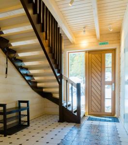 休钦斯克Park Hotel Kokshetau的木天花板房子的楼梯