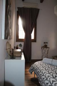 塔兰托BETÌ的一间卧室设有一张床和一个窗口